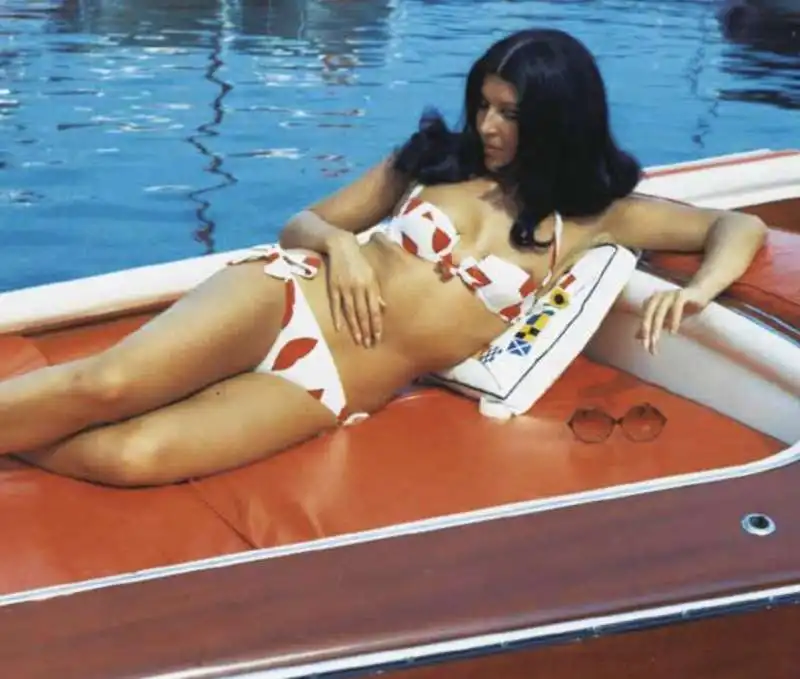 patrizia de blanck in bikini sul pat, il suo motoscafo