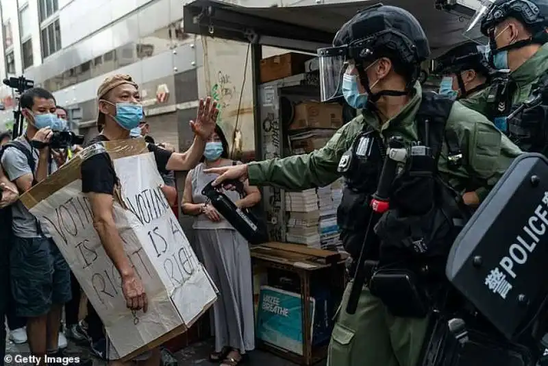 polizia con il manganello facile a hong kong 3