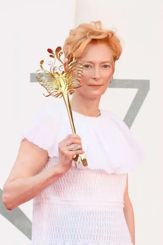 tilda swinton sul red carpet a venezia  1 