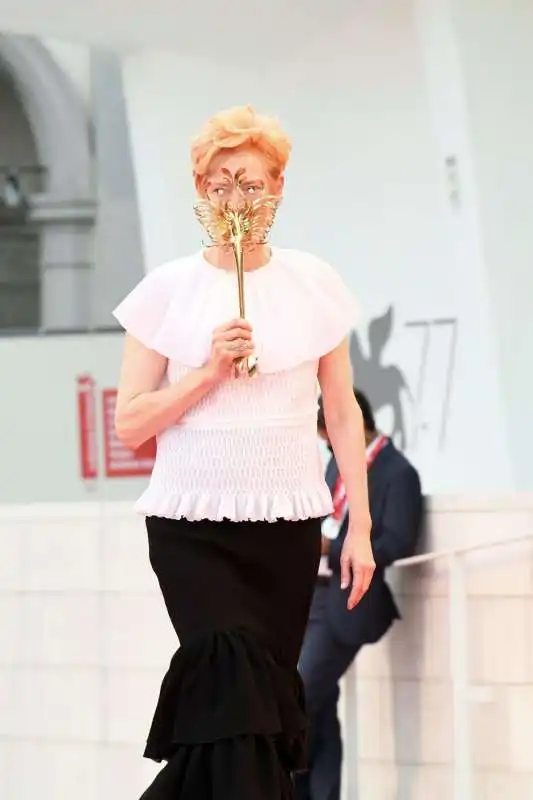 tilda swinton sul red carpet a venezia