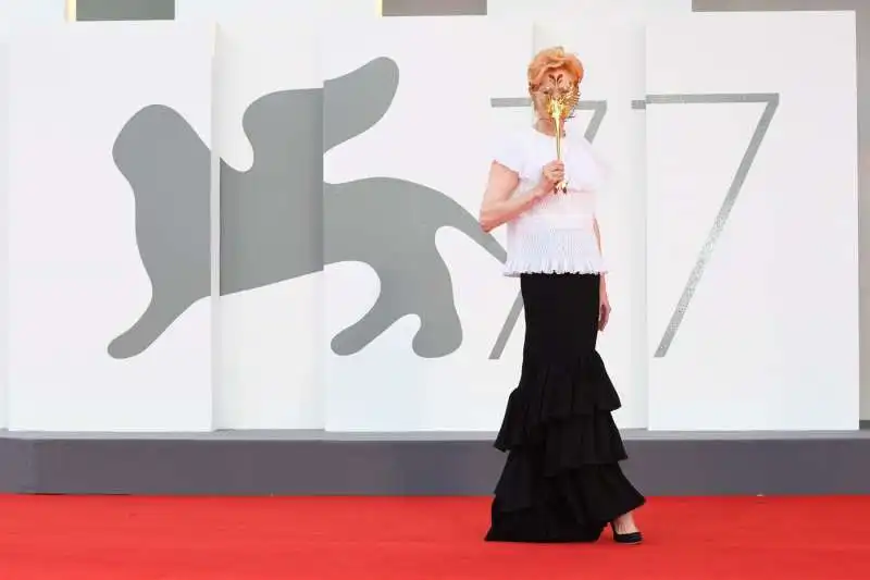 tilda swinton sul red carpet a venezia 