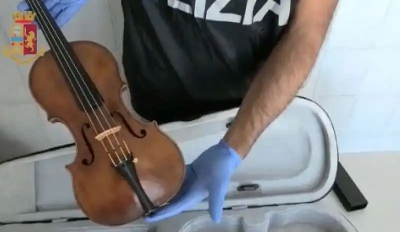 violino amati a casa del pusher 10