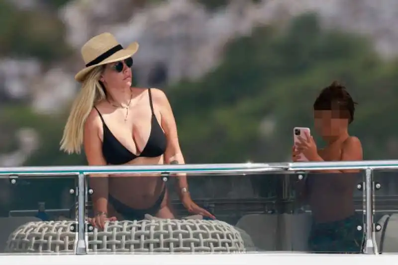 wanda nara si fa fotografare dal figlio