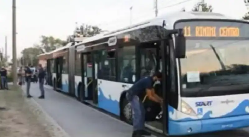 aggressione cinque persone sul bus a rimini  1