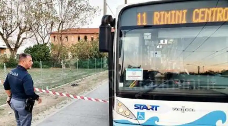 aggressione cinque persone sul bus a rimini  2