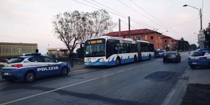 aggressione cinque persone sul bus a rimini  6