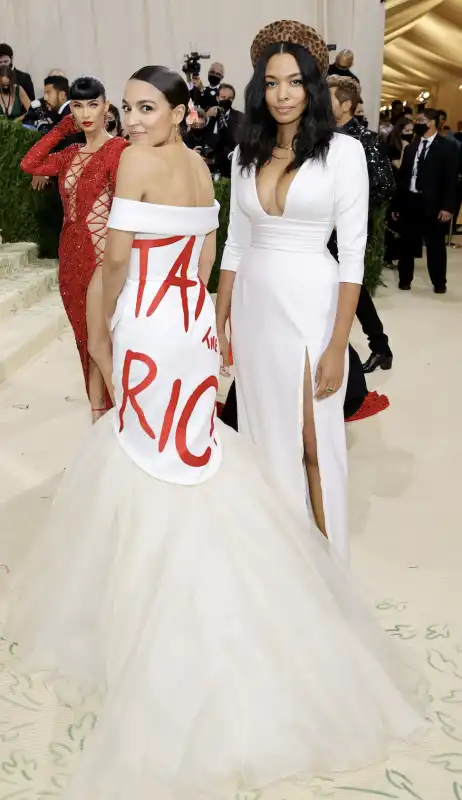 alexandra ocasio cortez met gala 2021