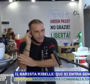 antonio caprarica contro il barista no vax a pomeriggio 5 3