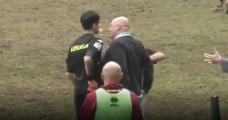 ARBITRO PRESO A PUGNI DA ALLENATORE