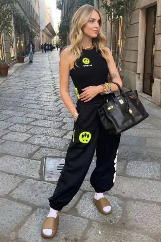 chiara ferragni con le adidas yeezy slide