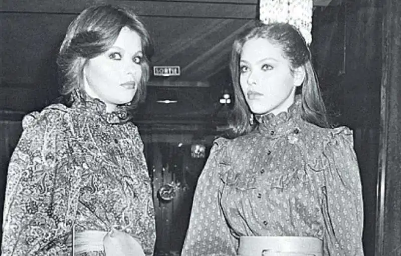 CLAUDIA RIVELLI CON LA SORELLA FRANCESCA IN ARTE ORNELLA MUTI