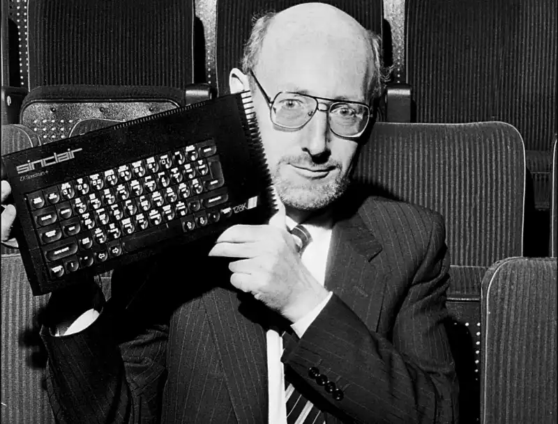 clive sinclair con lo zx spectrum 128