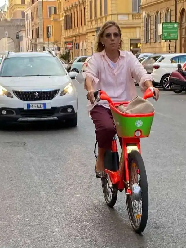 concita de gregorio in bicicletta