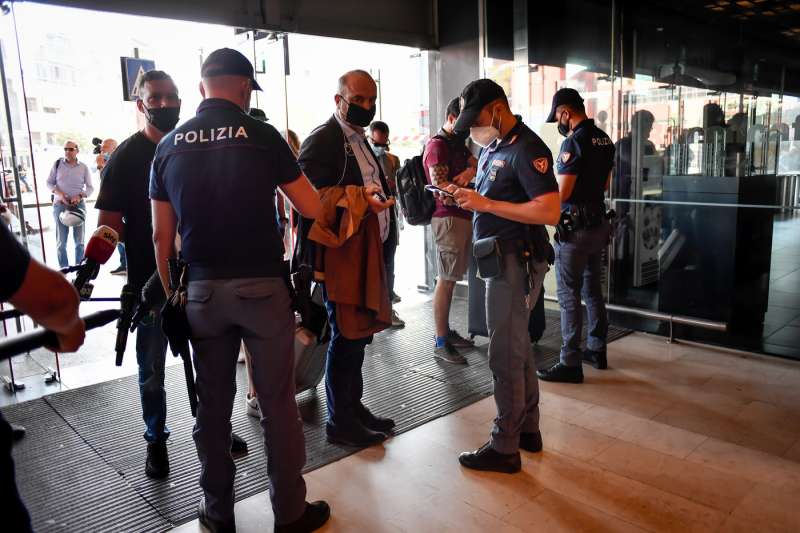 controlli green pass alla stazione di milano garibaldi 1