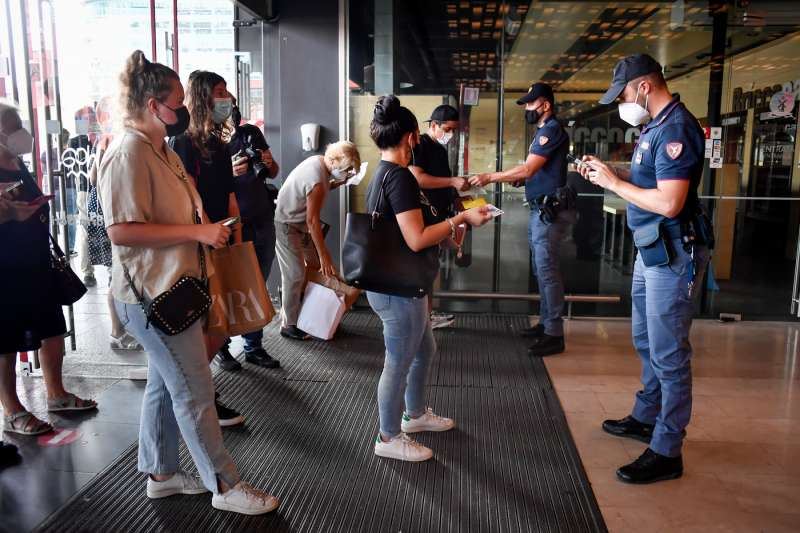 controlli green pass alla stazione di milano garibaldi 2