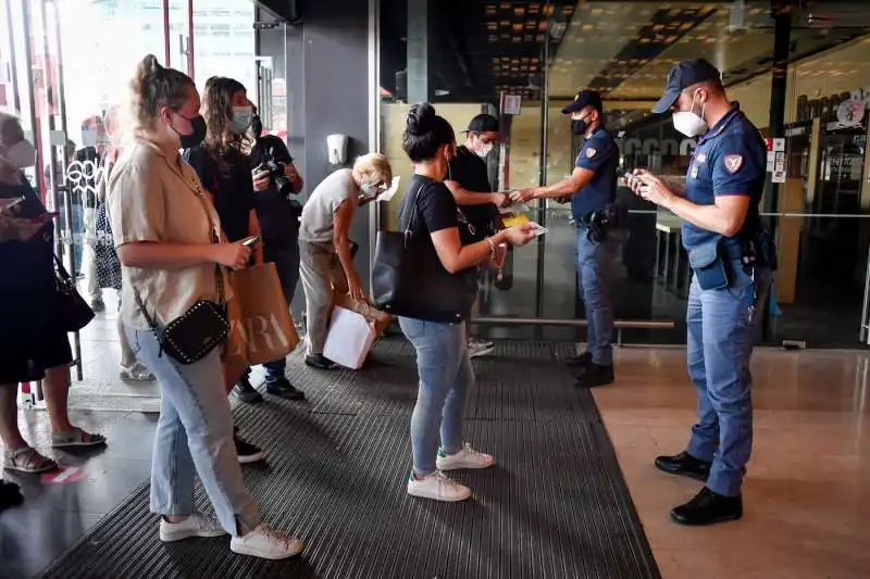 controlli green pass alla stazione di milano garibaldi 2