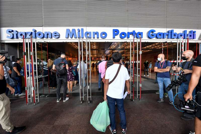 controlli green pass alla stazione di milano garibaldi 3