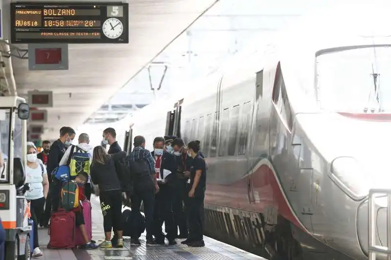 controlli green pass alla stazione di roma 12