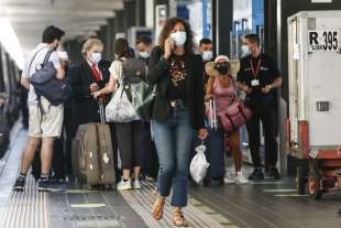 controlli green pass alla stazione di roma 15