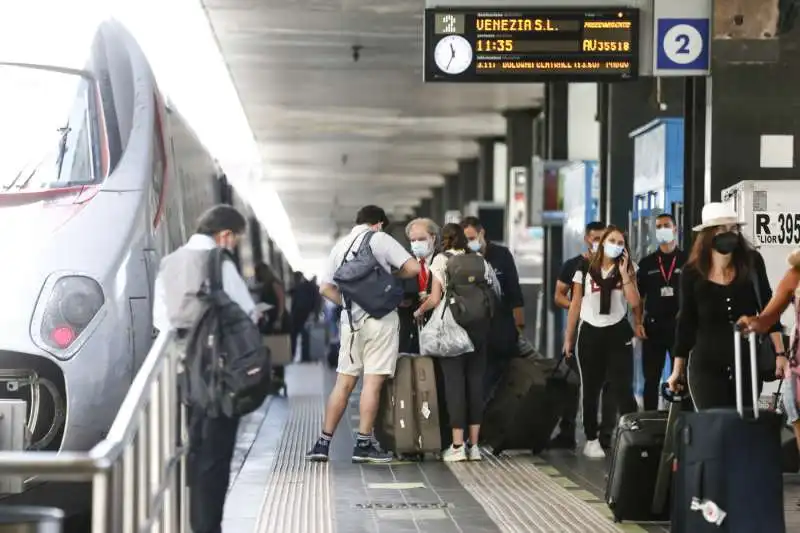 controlli green pass alla stazione di roma 16