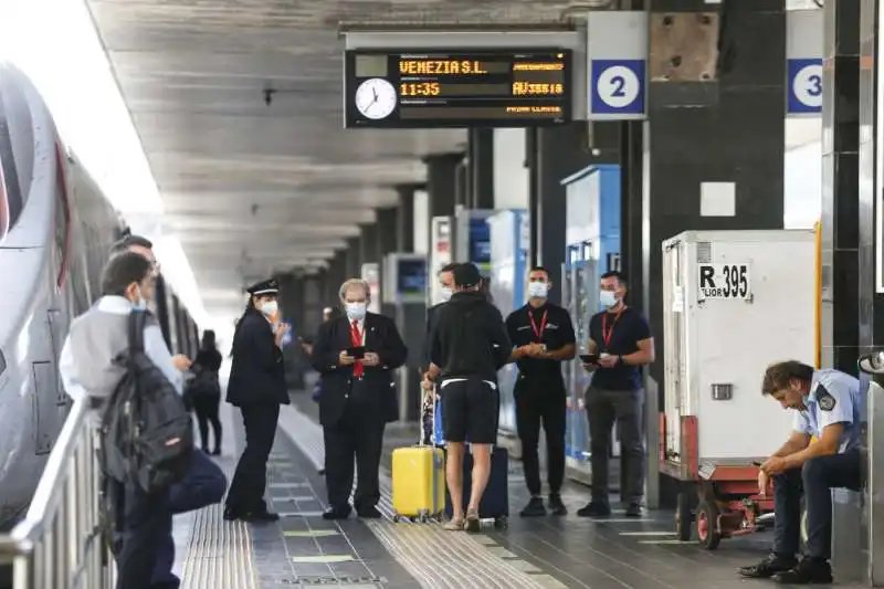 controlli green pass alla stazione di roma 17