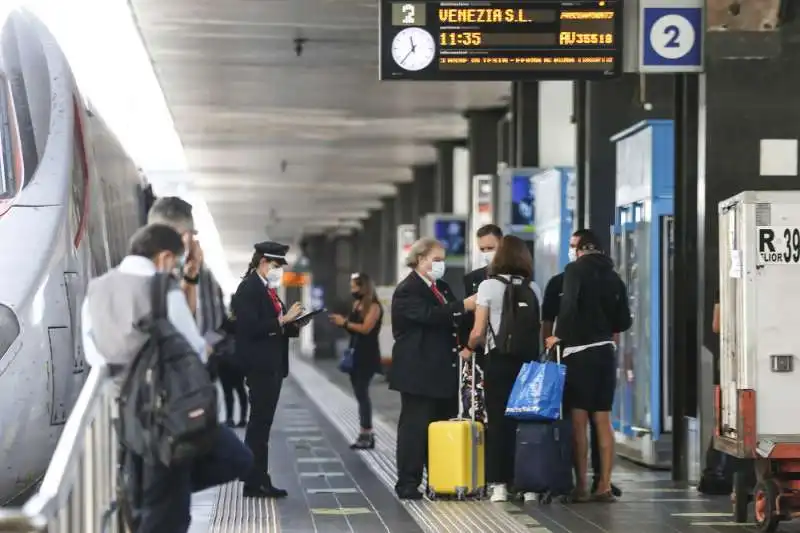 controlli green pass alla stazione di roma 18