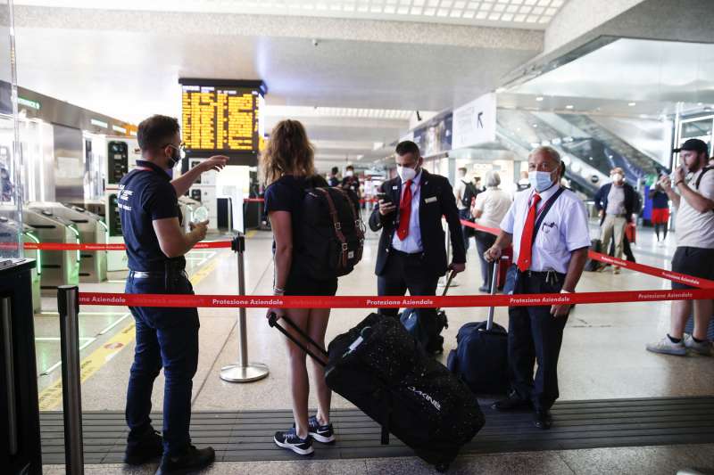 controlli green pass alla stazione di roma 2