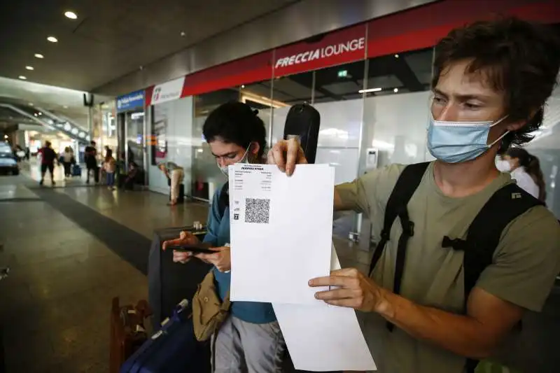 controlli green pass alla stazione di roma 20