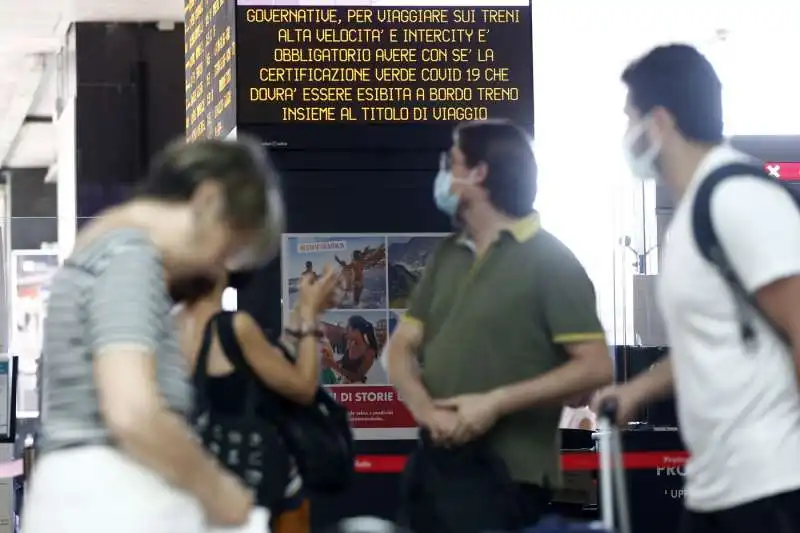 controlli green pass alla stazione di roma 6