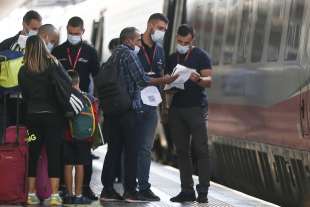 controlli green pass alla stazione di roma 9