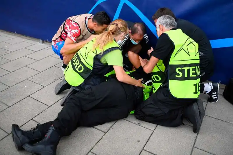 cristiano ronaldo colpisce una steward con una pallonata 12