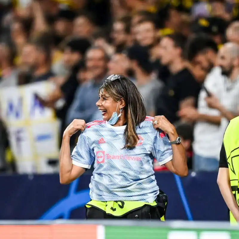 cristiano ronaldo colpisce una steward con una pallonata 2