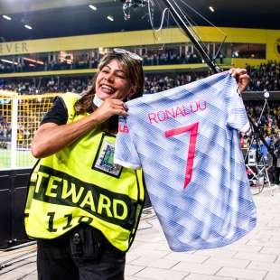 cristiano ronaldo colpisce una steward con una pallonata 3