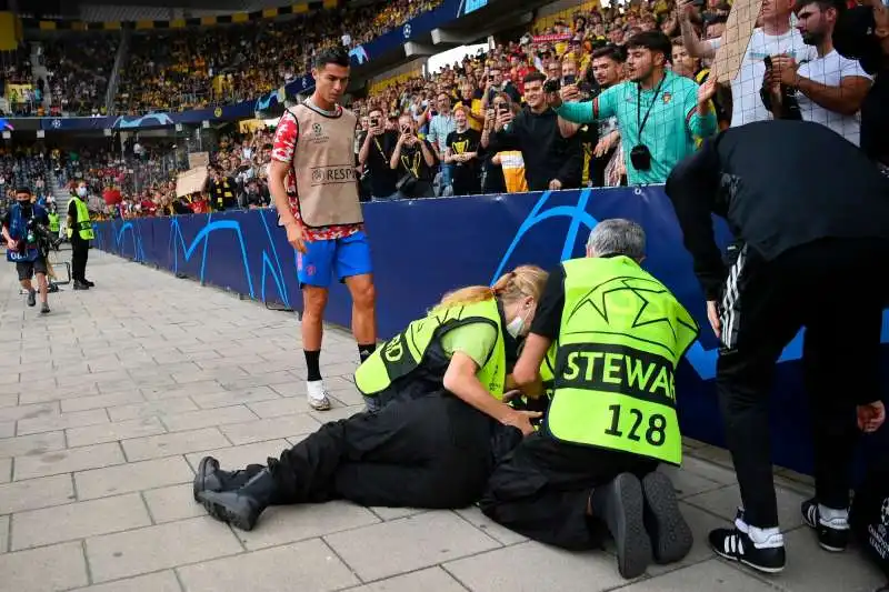 cristiano ronaldo colpisce una steward con una pallonata 4