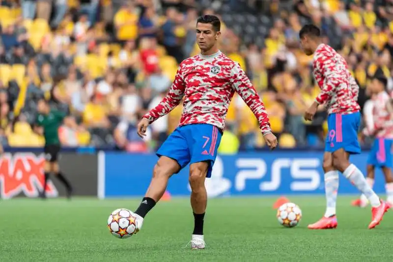 cristiano ronaldo colpisce una steward con una pallonata 7