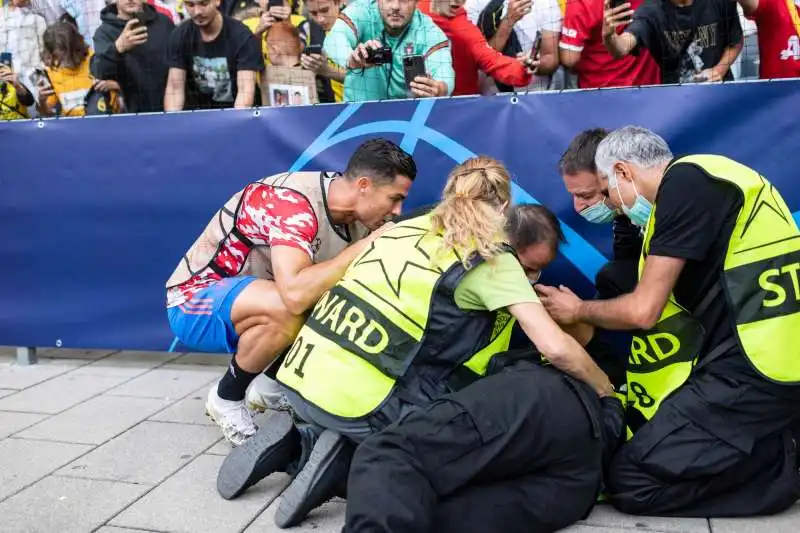 cristiano ronaldo colpisce una steward con una pallonata 8