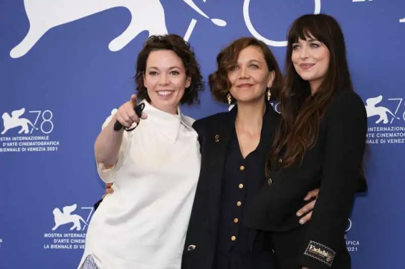 dakota johnson, olivia coleman, maggie gyllenhaal  2