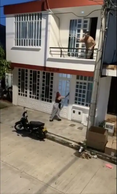 donna sorprende il fidanzato con l amante che si cala dal balcone 7