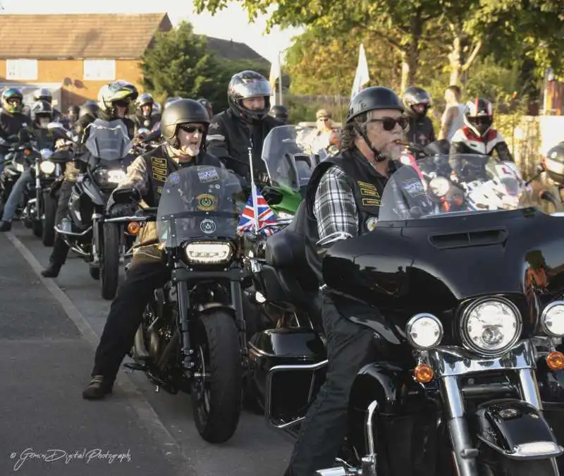 Emily Warburton con i bikers 2