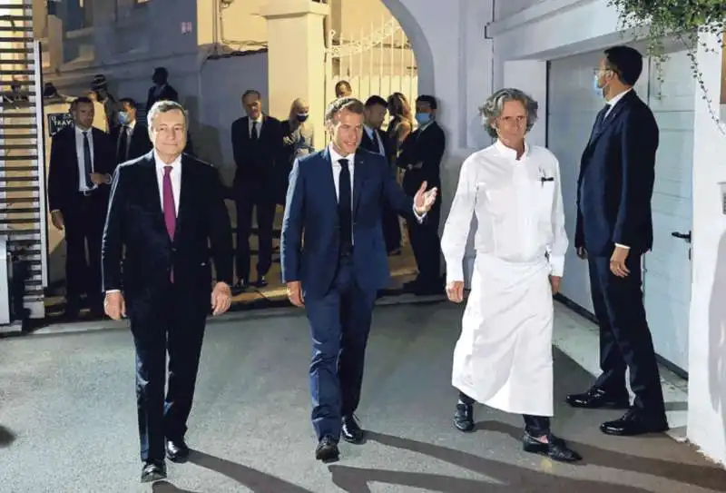 emmanuel macron mario draghi con lo chef gerald passedat a marsiglia