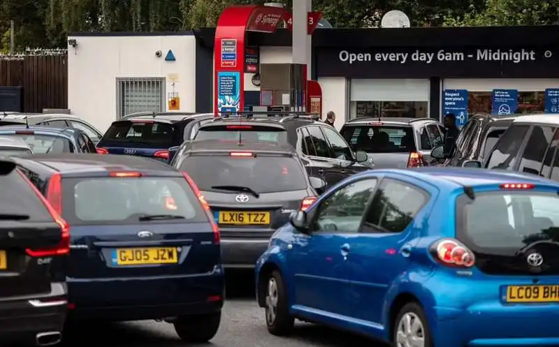 file alle stazioni di servizio in gran bretagna 7