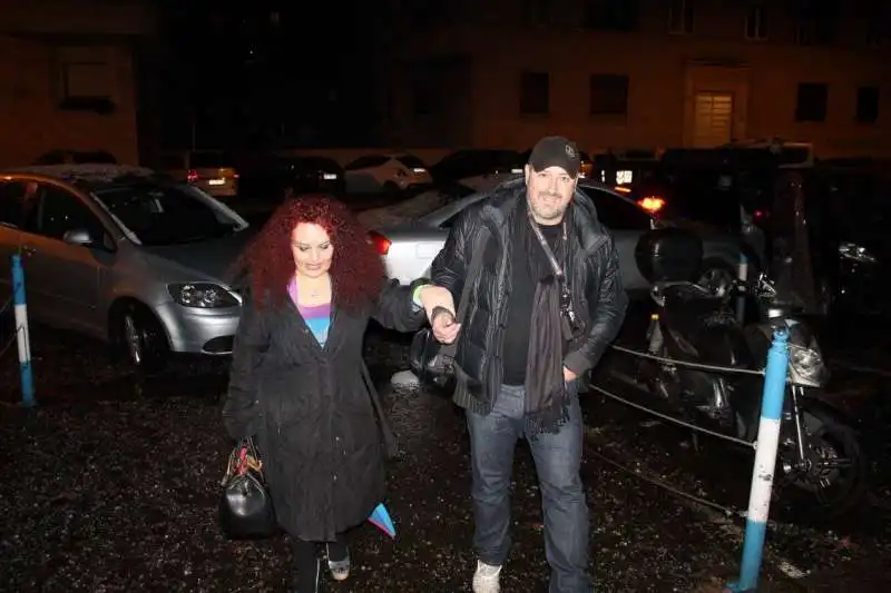 gabriella sassone e andrea arriga al lavoro di notte mentre nevica a roma