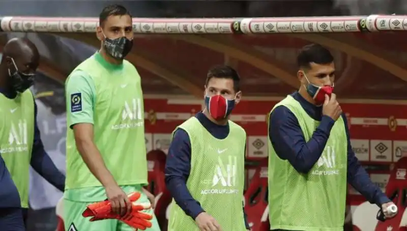 gigio donnarumma in panchina con leo messi