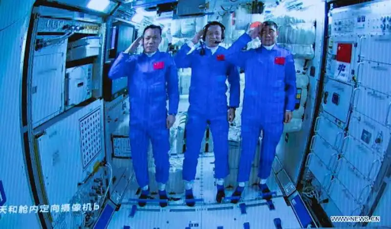 GLI ASTRONAUTI CINESI DELLA MISSIONE SHENZHOU 12 