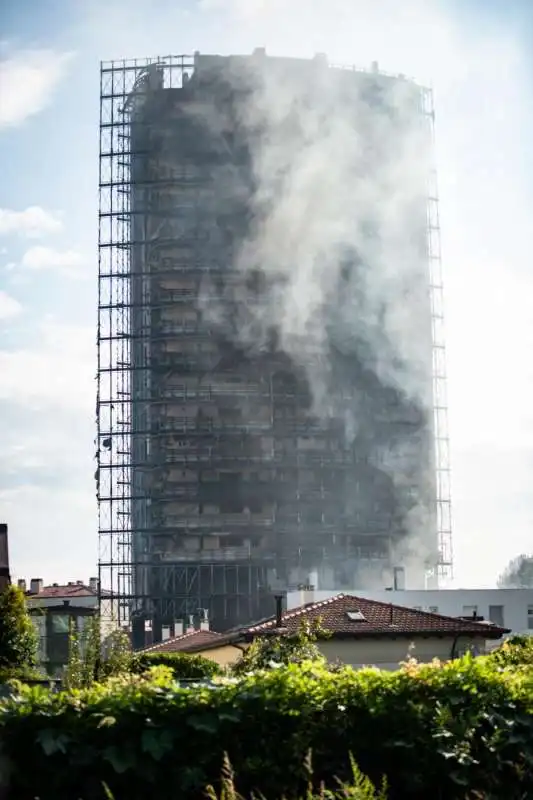 i danni del rogo al palazzo di via antonini a milano 15