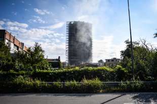 i danni del rogo al palazzo di via antonini a milano 23