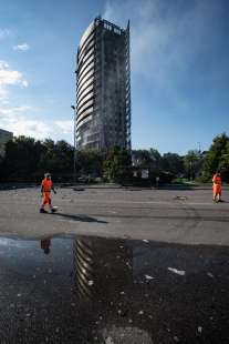 i danni del rogo al palazzo di via antonini a milano 4