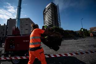 i danni del rogo al palazzo di via antonini a milano 5