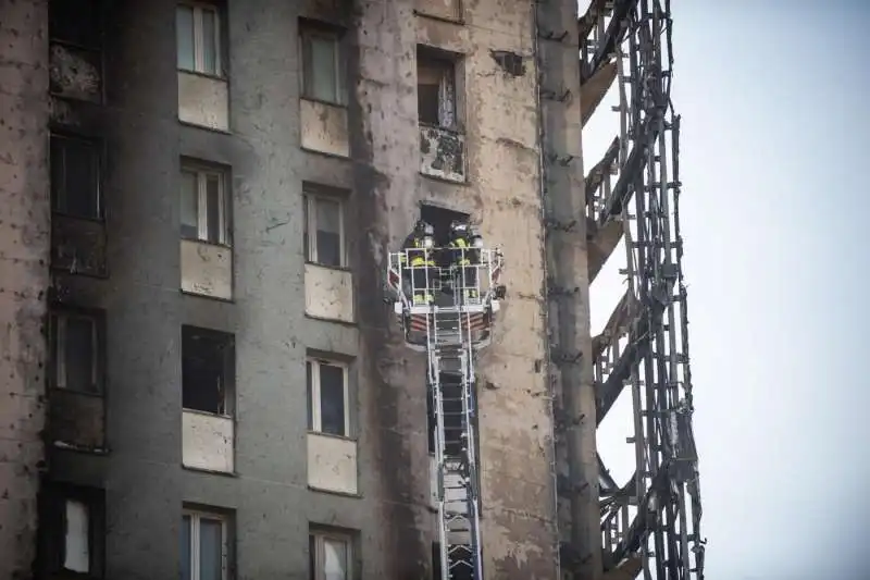 i danni del rogo al palazzo di via antonini a milano 9