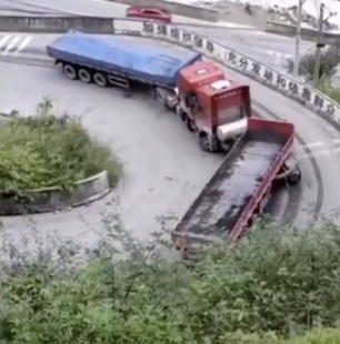 IL BACIO TRA DUE CAMION